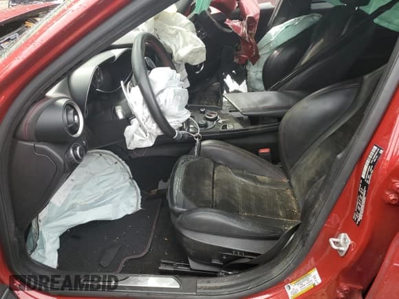 ✅ 2017 Alfa Romeo Giulia • VIN: ZARFAEAV3H7559095 • Lot: 57380804. Wystawiony na Copart z przebiegiem Nie podano. Bezpłatny archiwum sprzedaży aukcyjnych z USA i szczegółowy raport historii pojazdu na DreamBid. Zdjęcie 7.