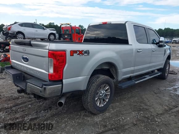 ✅ 2018 Ford F-250 XL • VIN: 1FT7W2B60JEB67733 • Lot: 43424363. Listed on IAAI with 113,564 mi. Free auction sales archive from the USA and detailed vehicle history report at DreamBid. Image 4.