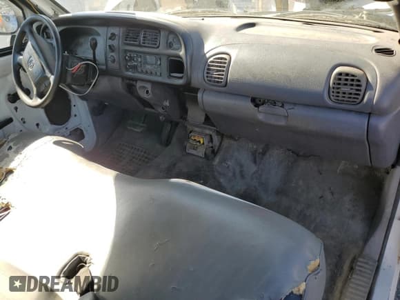 ✅ 2001 Dodge 2500 • VIN: 3B7KC26Z51M560578 • Lot: 91894035. Wystawiony na Copart z przebiegiem 106 834 mil. Bezpłatny archiwum sprzedaży aukcyjnych z USA i szczegółowy raport historii pojazdu na DreamBid. Zdjęcie 8.