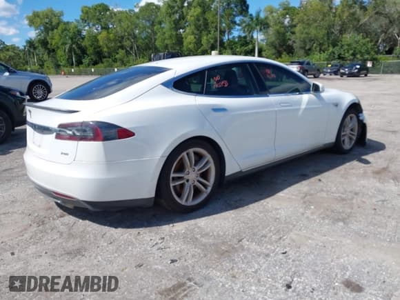 ✅ 2013 Tesla Model S Performance • VIN: 5YJSA1CP8DFP15538 • Lot: 43455805. Wystawiony na IAAI z przebiegiem Nie podano. Bezpłatny archiwum sprzedaży aukcyjnych z USA i szczegółowy raport historii pojazdu na DreamBid. Zdjęcie 4.