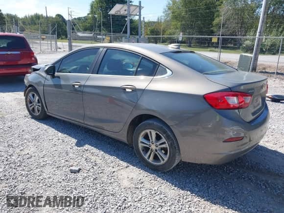 2018 Chevrolet Cruze LT z VIN 1G1BE5SM4J7168300, wystawiony jako IAAI lot #43374665 z przebiegiem 148 848 mil mil oraz . Historia ofert i sprzedaży dostępna na DreamBid. Obrazek 3.