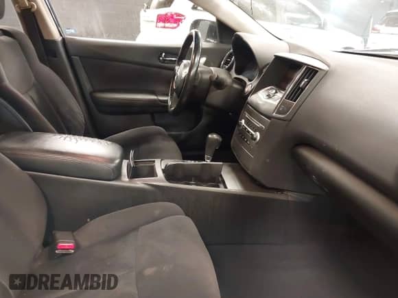 2012 Nissan Maxima S z VIN 1N4AA5AP9CC863172, wystawiony jako IAAI lot #42120073 z przebiegiem 102 500 mil mil oraz . Historia ofert i sprzedaży dostępna na DreamBid. Obrazek 5.