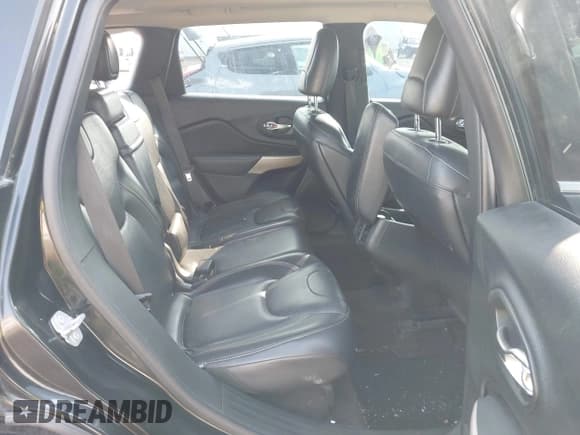 ✅ 2017 Jeep Cherokee Latitude • VIN: 1C4PJMCS4HW634341 • Lot: 43176988. Wystawiony na IAAI z przebiegiem 124 562 mil. Bezpłatny archiwum sprzedaży aukcyjnych z USA i szczegółowy raport historii pojazdu na DreamBid. Zdjęcie 8.