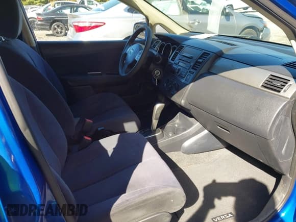 ✅ 2008 Nissan Versa S • VIN: 3N1BC13E88L377450 • Lot: 43402801. Wystawiony na IAAI z przebiegiem 82 823 mil. Bezpłatny archiwum sprzedaży aukcyjnych z USA i szczegółowy raport historii pojazdu na DreamBid. Zdjęcie 5.