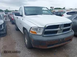 2010 Dodge 1500 ST z VIN 3D7JB1EK2AG105186, wystawiony jako IAAI lot #42478536 z przebiegiem 240 121 mil mil oraz . Historia ofert i sprzedaży dostępna na DreamBid. Obrazek 1.