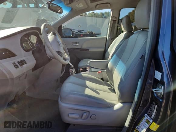 ✅ 2014 Toyota Sienna XLE • VIN: 5TDYK3DC8ES458103 • Lot: 91383175. Listed on Copart with 127,903 mi. Free auction sales archive from the USA and detailed vehicle history report at DreamBid. Image 7.