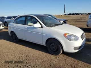 2008 Hyundai Accent L z VIN KMHCN45C98U263130, wystawiony jako Copart lot #77775144 z przebiegiem 185 526 mil mil oraz Czysty tytuł • Clean title. Historia ofert i sprzedaży dostępna na DreamBid. Obrazek 4.