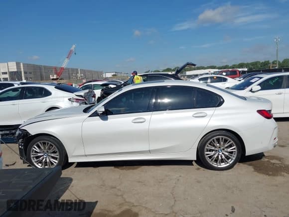 ✅ 2023 BMW 3 Series 330i • VIN: 3MW69FF08P8D23638 • Lot: 42609283. Wystawiony na IAAI z przebiegiem 30 020 mil. Bezpłatny archiwum sprzedaży aukcyjnych z USA i szczegółowy raport historii pojazdu na DreamBid. Zdjęcie 15.