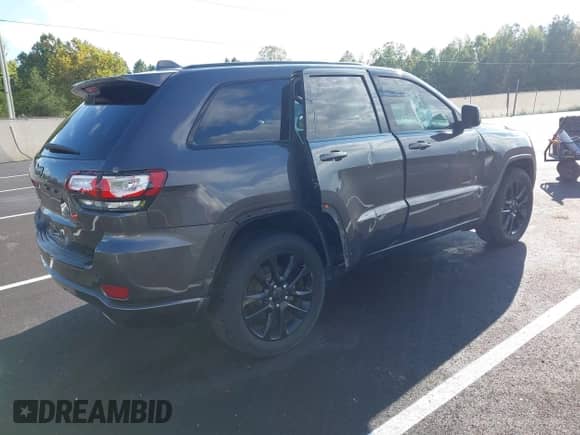 2018 Jeep Grand Cherokee Laredo E z VIN 1C4RJEAG8JC300432, wystawiony jako IAAI lot #43313007 z przebiegiem 122 019 mil mil oraz . Historia ofert i sprzedaży dostępna na DreamBid. Obrazek 4.