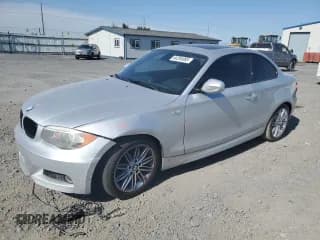 ✅ 2013 BMW 1 Series 128i • VIN: WBAUP9C58DVS95170 • Lot: 64294085. Wystawiony na Copart z przebiegiem 108 197 mil. Bezpłatny archiwum sprzedaży aukcyjnych z USA i szczegółowy raport historii pojazdu na DreamBid. Zdjęcie 1.