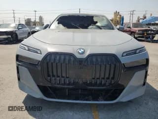 ✅ 2023 BMW i7 xDrive60 • VIN: WBY53EJ04PCN64055 • Lot: 64251325. Wystawiony na Copart z przebiegiem Nie podano. Bezpłatny archiwum sprzedaży aukcyjnych z USA i szczegółowy raport historii pojazdu na DreamBid. Zdjęcie 5.