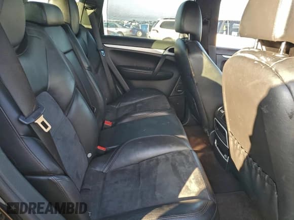 ✅ 2010 Porsche Cayenne GTS • VIN: WP1AD2AP5ALA61391 • Lot: 94253965. Wystawiony na Copart z przebiegiem 166 826 mil. Bezpłatny archiwum sprzedaży aukcyjnych z USA i szczegółowy raport historii pojazdu na DreamBid. Zdjęcie 11.