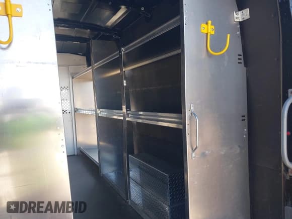 ✅ 2022 Ford Transit Cargo • VIN: 1FTBR3XG2NKA41146 • Lot: 43052815. Wystawiony na IAAI z przebiegiem 118 192 mil. Bezpłatny archiwum sprzedaży aukcyjnych z USA i szczegółowy raport historii pojazdu na DreamBid. Zdjęcie 15.