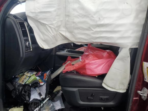 ✅ 2018 Ram 3500 SLT • VIN: 3C63R3DL7JG372822 • Lot: 85281685. Wystawiony na Copart z przebiegiem 135 358 mil. Bezpłatny archiwum sprzedaży aukcyjnych z USA i szczegółowy raport historii pojazdu na DreamBid. Zdjęcie 7.