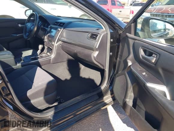 2016 Toyota Camry LE z VIN 4T1BD1FK6GU186234, wystawiony jako IAAI lot #43491861 z przebiegiem 230 600 mil mil oraz . Historia ofert i sprzedaży dostępna na DreamBid. Obrazek 5.