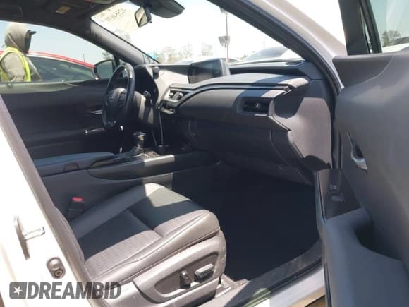 ✅ 2020 Lexus UX 200 • VIN: JTHX3JBH3L2029076 • Lot: 42554639. Wystawiony na IAAI z przebiegiem 62 861 mil. Bezpłatny archiwum sprzedaży aukcyjnych z USA i szczegółowy raport historii pojazdu na DreamBid. Zdjęcie 5.