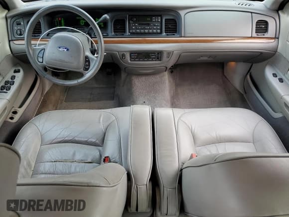 ✅ 2001 Ford Crown Victoria LX • VIN: 2FAFP74W11X165559 • Lot: 85911855. Wystawiony na Copart z przebiegiem 132 531 mil. Bezpłatny archiwum sprzedaży aukcyjnych z USA i szczegółowy raport historii pojazdu na DreamBid. Zdjęcie 8.