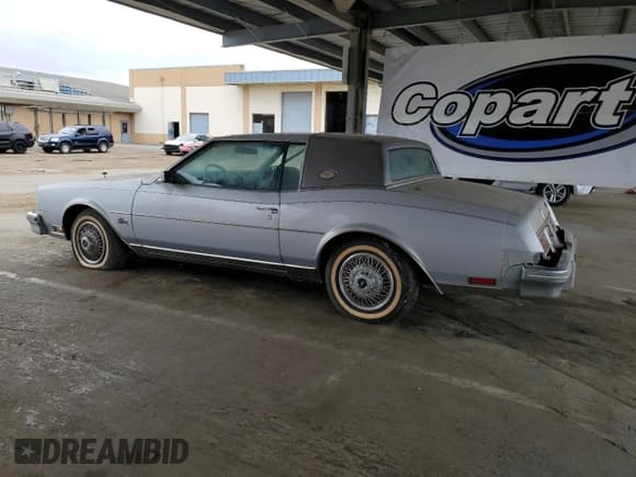 ✅ 1981 Buick Riviera • VIN: 1G4AZ57N5BE423599 • Lot: 66647065. Wystawiony na Copart z przebiegiem 7 436 mil. Bezpłatny archiwum sprzedaży aukcyjnych z USA i szczegółowy raport historii pojazdu na DreamBid. Zdjęcie 2.