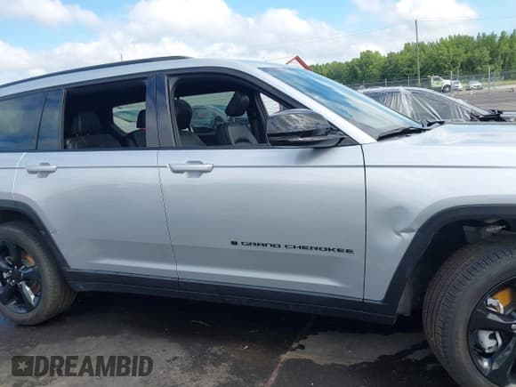 ✅ 2024 Jeep Grand Cherokee Limited • VIN: 1C4RJKBG1R8593375 • Lot: 43041236. Listed on IAAI with 8,584 mi. Free auction sales archive from the USA and detailed vehicle history report at DreamBid. Image 14.