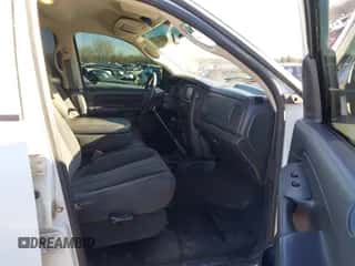 2003 Dodge 3500 ST z VIN 3D7LA38C23G735417, wystawiony jako IAAI lot #41275936 z przebiegiem 235 021 mil mil oraz . Historia ofert i sprzedaży dostępna na DreamBid. Obrazek 5.