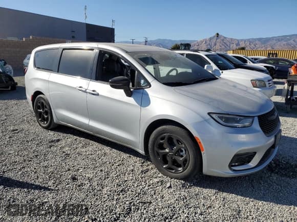 ✅ 2023 Chrysler Pacifica Hybrid Limited • VIN: 2C4RC1S74PR565415 • Lot: 71013185. Listed on Copart with 20,572 mi. Free auction sales archive from the USA and detailed vehicle history report at DreamBid. Image 4.