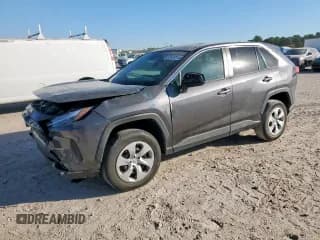 ✅ 2023 Toyota RAV4 LE • VIN: 2T3H1RFV8PC229122 • Lot: 92420915. Wystawiony na Copart z przebiegiem 46 647 mil. Bezpłatny archiwum sprzedaży aukcyjnych z USA i szczegółowy raport historii pojazdu na DreamBid. Zdjęcie 1.