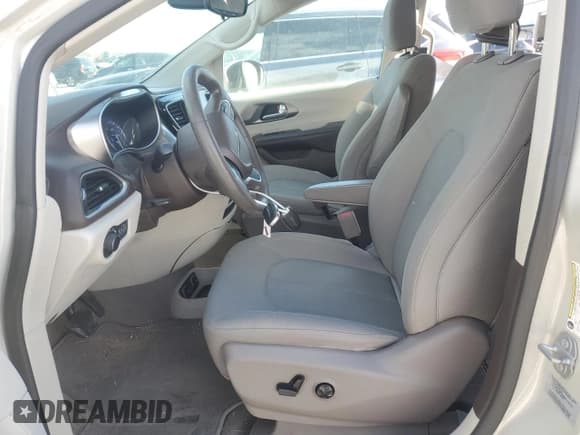 ✅ 2017 Chrysler Pacifica Touring • VIN: 2C4RC1DG8HR720353 • Lot: 90227345. Listed on Copart with 76,073 mi. Free auction sales archive from the USA and detailed vehicle history report at DreamBid. Image 7.