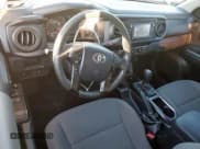 ✅ 2018 Toyota Tacoma SR • VIN: 5TFSX5EN9JX062897 • Lot: 70938605. Wystawiony na Copart z przebiegiem 73 189 mil. Bezpłatny archiwum sprzedaży aukcyjnych z USA i szczegółowy raport historii pojazdu na DreamBid. Zdjęcie 8.