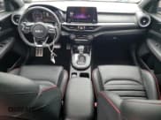 ✅ 2023 Kia Forte GT • VIN: 3KPF44ACXPE658294 • Lot: 86159755. Wystawiony na Copart z przebiegiem 21 739 mil. Bezpłatny archiwum sprzedaży aukcyjnych z USA i szczegółowy raport historii pojazdu na DreamBid. Zdjęcie 8.