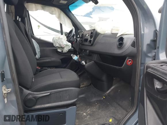 ✅ 2019 Mercedes-Benz Sprinter Cargo • VIN: WD4PF0CD5KT004774 • Lot: 41262434. Listed on IAAI with Not provided. Free auction sales archive from the USA and detailed vehicle history report at DreamBid. Image 4.