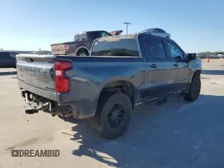 ✅ 2020 Chevrolet Silverado 1500 Custom Trail Boss • VIN: 3GCPYCEF0LG261005 • Lot: 79457544. Wystawiony na Copart z przebiegiem 82 236 mil. Bezpłatny archiwum sprzedaży aukcyjnych z USA i szczegółowy raport historii pojazdu na DreamBid. Zdjęcie 3.