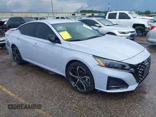 ✅ 2025 Nissan Altima SR • VIN: 1N4BL4CV0SN323930 • Лот: 42486312. Опубликован ранее на IAAI с пробегом 8 177 миль. Бесплатный доступ к архиву аукционных продаж из США и подробный отчёт об истории автомобиля на DreamBid. Изображение 1.