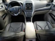 ✅ 2017 Lincoln MKC Reserve • VIN: 5LMCJ3D97HUL32258 • Lot: 70592315. Wystawiony na Copart z przebiegiem 93 447 mil. Bezpłatny archiwum sprzedaży aukcyjnych z USA i szczegółowy raport historii pojazdu na DreamBid. Zdjęcie 8.