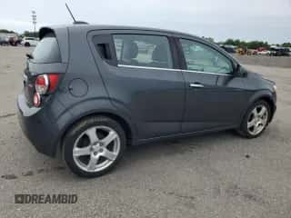2016 Chevrolet Sonic LTZ z VIN 1G1JE6SB2G4160576, wystawiony jako Copart lot #63419694 z przebiegiem 110 572 mil mil oraz Szkoda całkowita • Salvage title. Historia ofert i sprzedaży dostępna na DreamBid. Obrazek 3.