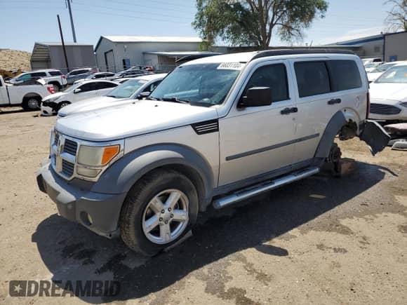 2007 Dodge Nitro SXT z VIN 1D8GU28K97W636431, wystawiony jako Copart lot #66031104 z przebiegiem 184 002 mil mil oraz Szkoda całkowita • Salvage title. Historia ofert i sprzedaży dostępna na DreamBid. Obrazek 1.