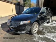 ✅ 2018 Lincoln MKT • VIN: 2LMHJ5NK6JBL02688 • Lot: 43795160. Wystawiony na IAAI z przebiegiem 185 133 mil. Bezpłatny archiwum sprzedaży aukcyjnych z USA i szczegółowy raport historii pojazdu na DreamBid. Zdjęcie 2.