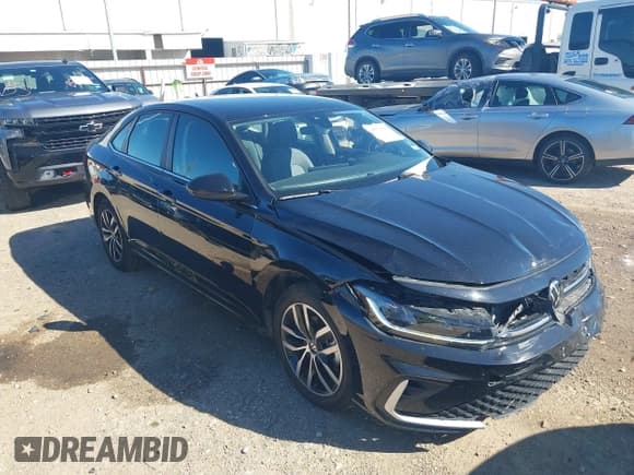✅ 2025 Volkswagen Jetta SE • VIN: 3VWEX7BU3SM025806 • Lot: 43572517. Wystawiony na IAAI z przebiegiem 26 402 mil. Bezpłatny archiwum sprzedaży aukcyjnych z USA i szczegółowy raport historii pojazdu na DreamBid. Zdjęcie 1.