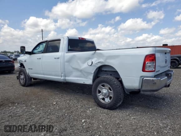 ✅ 2022 Ram 2500 Big Horn • VIN: 3C6UR5JL3NG247441 • Lot: 48920045. Wystawiony na Copart z przebiegiem 59 622 mil. Bezpłatny archiwum sprzedaży aukcyjnych z USA i szczegółowy raport historii pojazdu na DreamBid. Zdjęcie 2.