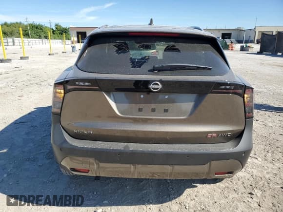 ✅ 2025 Nissan Kicks SR • VIN: 3N8AP6DB6SL378462 • Lot: 69920225. Wystawiony na Copart z przebiegiem 6 069 mil. Bezpłatny archiwum sprzedaży aukcyjnych z USA i szczegółowy raport historii pojazdu na DreamBid. Zdjęcie 6.