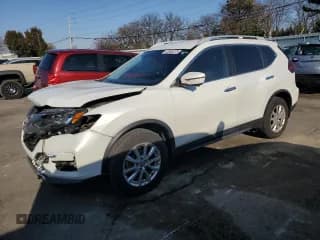 ✅ 2018 Nissan Rogue S • VIN: 5N1AT2MV2JC851399 • Лот: 92648375. Опубликован ранее на Copart с пробегом 81 618 миль. Бесплатный доступ к архиву аукционных продаж из США и подробный отчёт об истории автомобиля на DreamBid. Изображение 1.