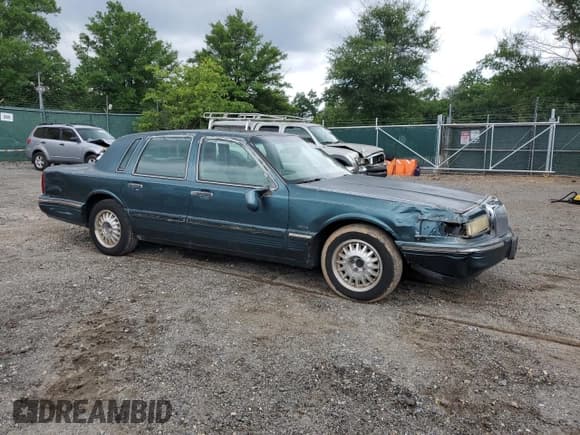 ✅ 1995 Lincoln Town Car Signature • VIN: 1LNLM82W4SY722394 • Lot: 59123505. Listed on Copart with 119,288 mi. Free auction sales archive from the USA and detailed vehicle history report at DreamBid. Image 4.