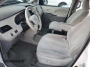 ✅ 2012 Toyota Sienna LE • VIN: 5TDKK3DC8CS242044 • Lot: 93704595. Wystawiony na Copart z przebiegiem 223 148 mil. Bezpłatny archiwum sprzedaży aukcyjnych z USA i szczegółowy raport historii pojazdu na DreamBid. Zdjęcie 7.