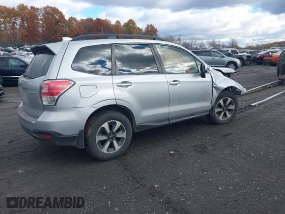 ✅ 2018 Subaru Forester Premium • VIN: JF2SJAGC7JH439728 • Lot: 43602994. Wystawiony na IAAI z przebiegiem 135 118 mil. Bezpłatny archiwum sprzedaży aukcyjnych z USA i szczegółowy raport historii pojazdu na DreamBid. Zdjęcie 4.