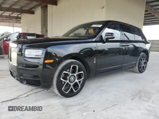 ✅ 2021 Rolls-Royce Cullinan Black Badge • VIN: SLATV8C04MU204220 • Lot: 62130645. Wystawiony na Copart z przebiegiem 18 405 mil. Bezpłatny archiwum sprzedaży aukcyjnych z USA i szczegółowy raport historii pojazdu na DreamBid. Zdjęcie 1.