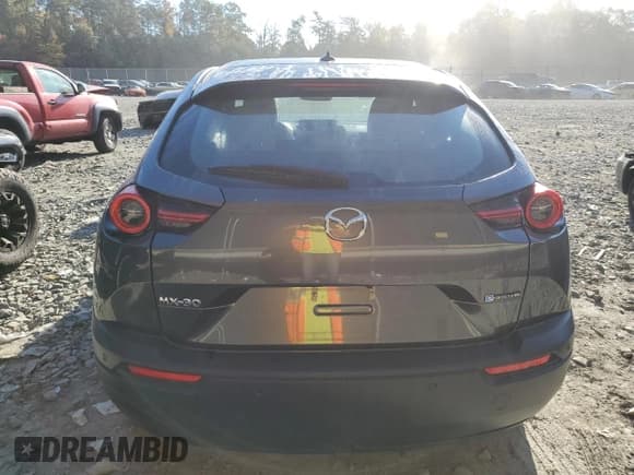 ✅ 2023 Mazda MX-30 Premium Plus • VIN: JM1DRADBXP0200211 • Lot: 77109834. Wystawiony na Copart z przebiegiem 10 778 mil. Bezpłatny archiwum sprzedaży aukcyjnych z USA i szczegółowy raport historii pojazdu na DreamBid. Zdjęcie 6.