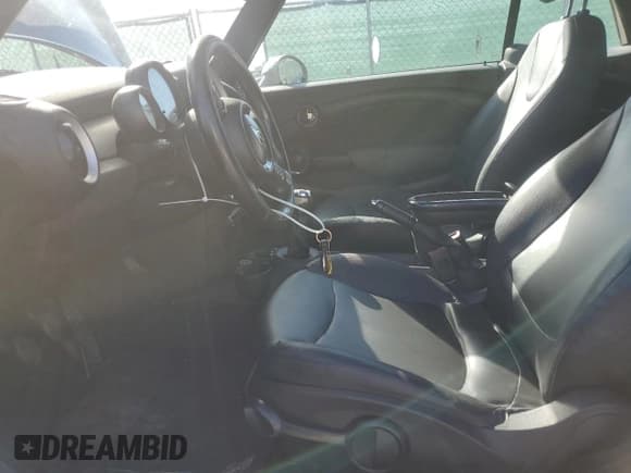 ✅ 2011 MINI Convertible • VIN: WMWZN3C57BTZ89544 • Lot: 80065204. Wystawiony na Copart z przebiegiem Nie podano. Bezpłatny archiwum sprzedaży aukcyjnych z USA i szczegółowy raport historii pojazdu na DreamBid. Zdjęcie 7.