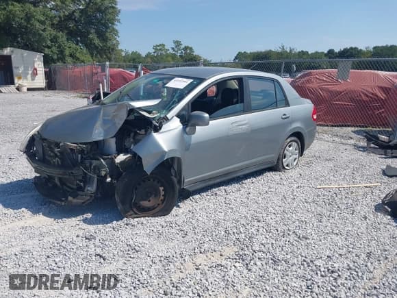 ✅ 2010 Nissan Versa S • VIN: 3N1BC1AP8AL393352 • Лот: 43222504. Опубликован ранее на IAAI с пробегом 157 069 миль. Бесплатный доступ к архиву аукционных продаж из США и подробный отчёт об истории автомобиля на DreamBid. Изображение 2.