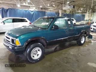 1997 Chevrolet S-10 LS z VIN 1GCCS19X9V8186904, wystawiony jako Copart lot #50909605 z przebiegiem 318 377 mil mil oraz Czysty tytuł • Clean title. Historia ofert i sprzedaży dostępna na DreamBid. Obrazek 1.