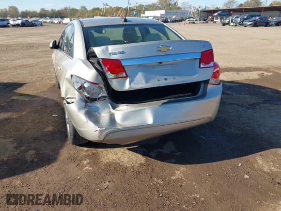 ✅ 2015 Chevrolet Cruze LT • VIN: 1G1PE5SBXF7102376 • Lot: 43539104. Listed on IAAI with 83,547 mi. Free auction sales archive from the USA and detailed vehicle history report at DreamBid. Image 6.