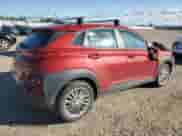 2021 Hyundai Kona SEL z VIN KM8K2CAA3MU607936, wystawiony jako Copart lot #63074185 z przebiegiem 157 011 mil mil oraz Szkoda całkowita • Salvage title. Historia ofert i sprzedaży dostępna na DreamBid. Obrazek 3.